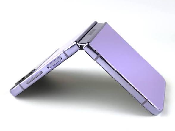 UK Used Samsung Galaxy Z Flip4 128GB – Foldable 120Hz AMOLED, 8GB RAM 3 UK Used Samsung Galaxy Z Flip4 128GB – Foldable 120Hz AMOLED, 8GB RAM - Image 3