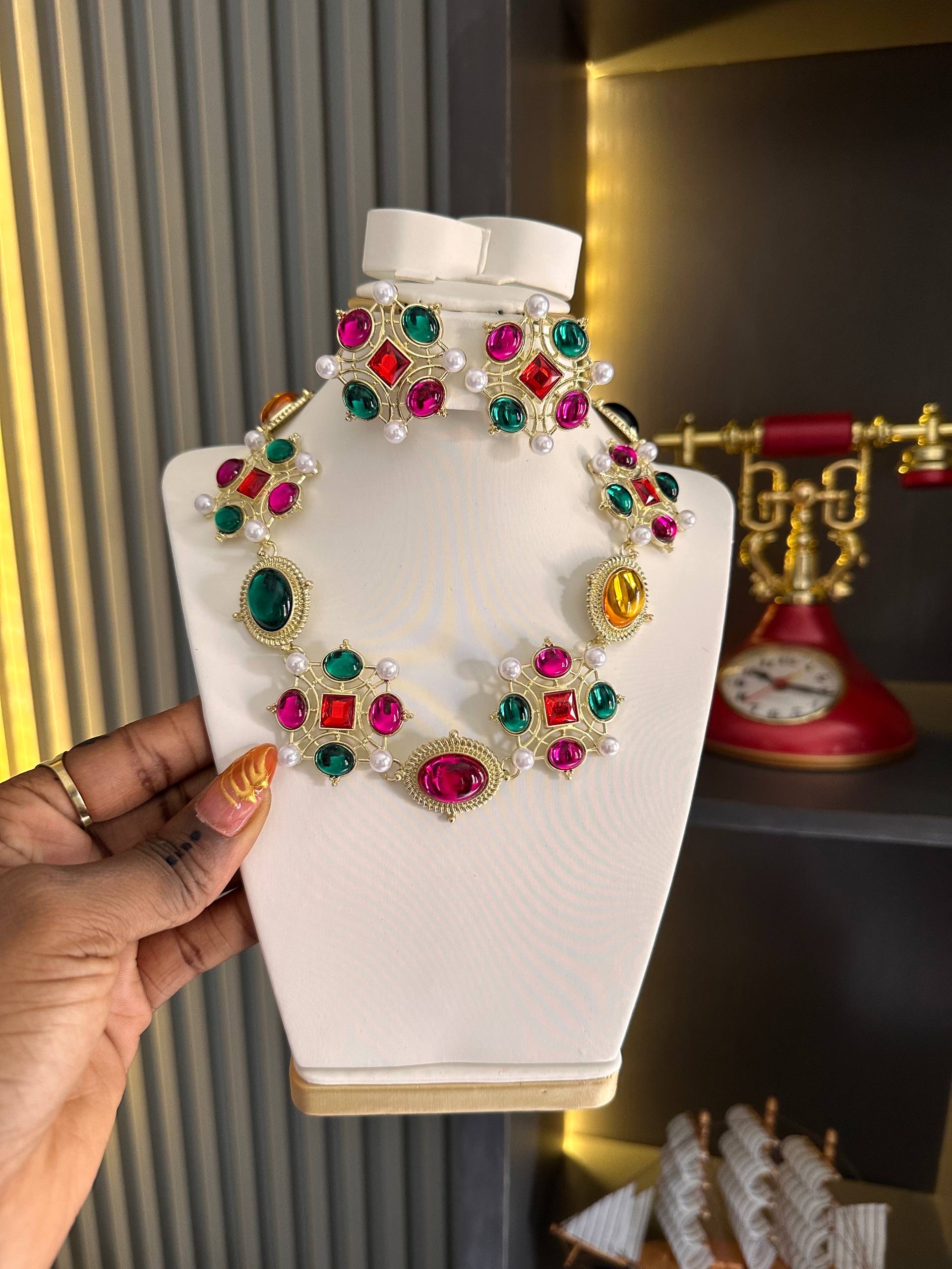 Elegant Vintage Jewelry Set 1 Elegant Vintage Jewelry Set