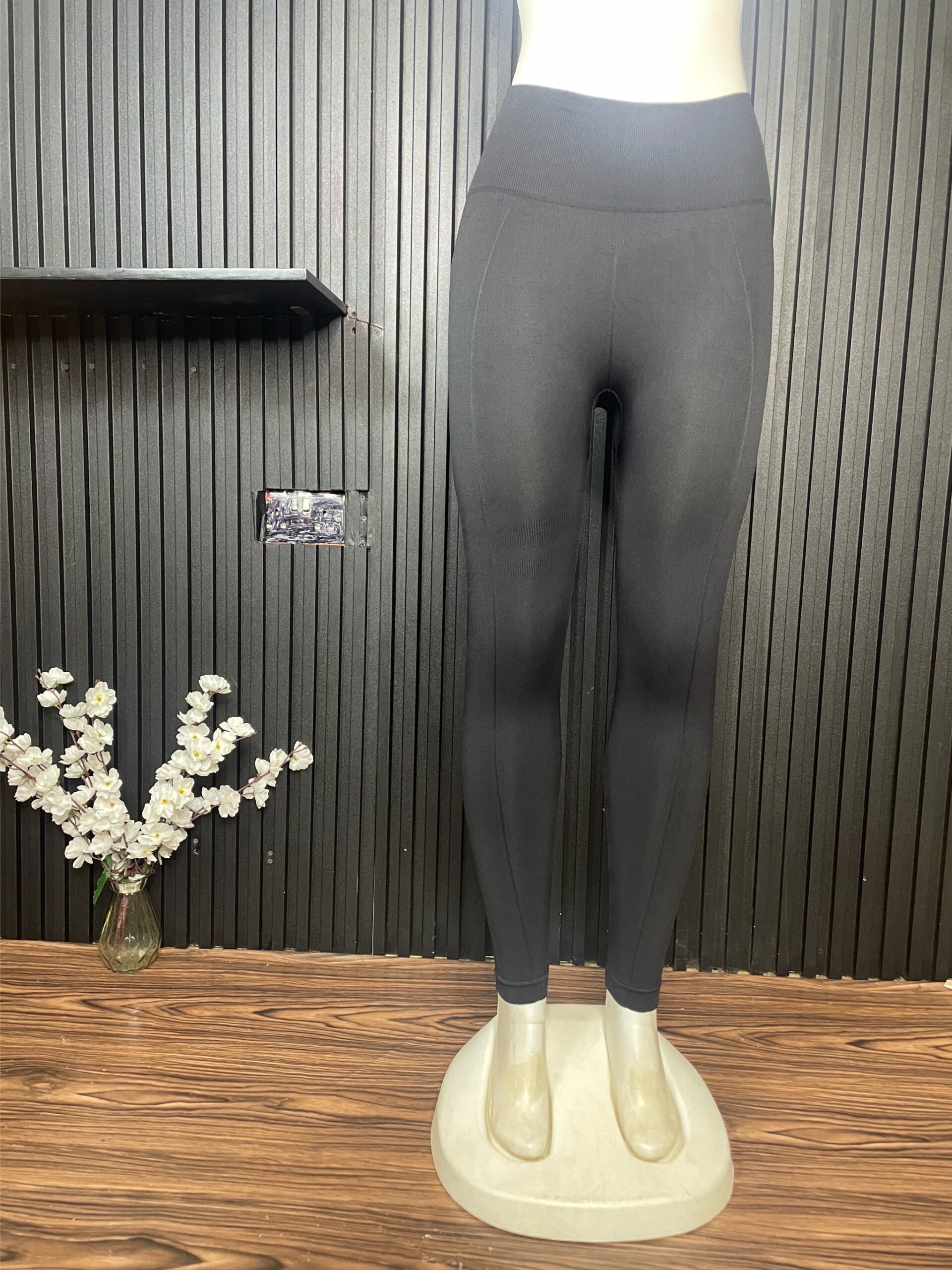 Stylish Seamless High-Waist Leggings 2 Stylish Seamless High-Waist Leggings - Image 2